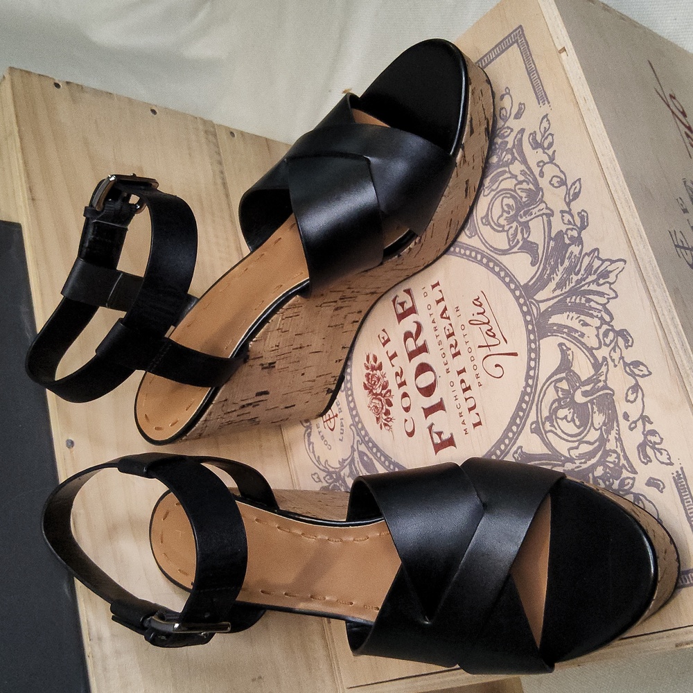 Tahari black leather scrappy platform cork bottom sandals Stevie 10m
